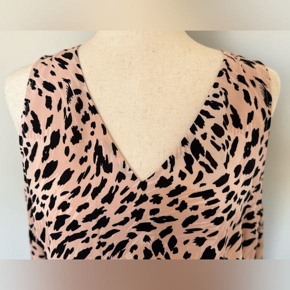 NWT | Nine West | Sleeveless Woven V-Neck Shell | Pink/Blk Animal Print | Large - Picture 2 of 5